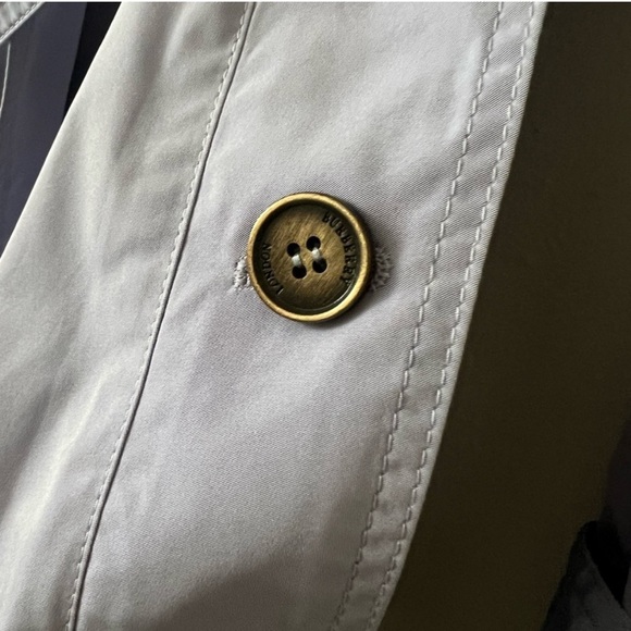 Burberry Trench Coat with Belt - Picture 6 of 8